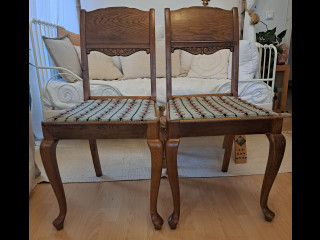 Kaksi antiikkituolia