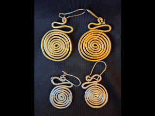 Korvakorut toiset messinkiä, toiset hopeaa