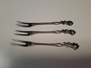 Pienet hopeiset haarukat 3kpl