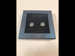 Kalevala nappikorvikset hopeaa, Sydämellä