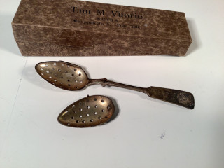 Hopeinen teelusikka, rikkonainen