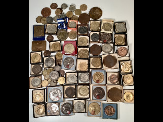 Erilaisia pöytämitaleita 3,3 kg