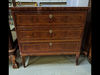 Pieni lipasto intarsia yksityiskohdilla