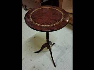 Pieni kevyt sivupöytä/kukkapöytä