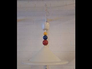 Valaisin värikkäillä puupallokoristeilla