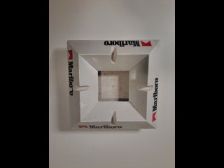 Keräilyesine tuhkakuppi Marlboro