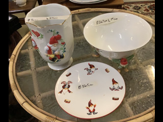 Jouluaiheisia tarjoiluastioita