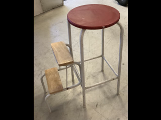 Keittiöjakkara apuportailla