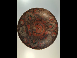 Koristeellinen jalallinen messinkiastia