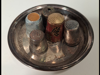 Sormustimia ja pieni hopealautanen