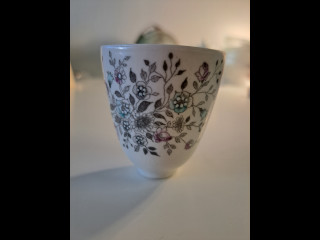 Käsinmaalattu pieni kuppi signeerattu Esteri Tomula