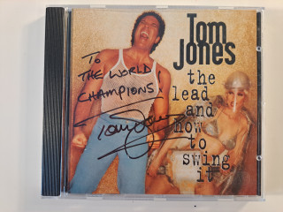 Tom Jones, levy signeerauksella