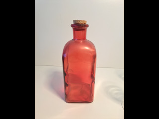 Punainen lasipullo