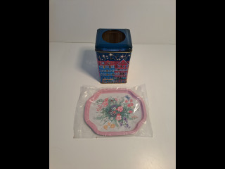 Peltinen astia ja avaamaton pieni peltitarjotin