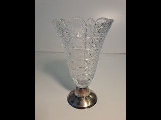 Kristallimaljakko hopeajalalla