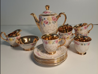 Pieni käsinmaalattu kahviastiasto (6 kuppia ja asettia)