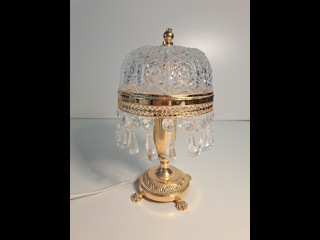Kristallinen pieni pöytälamppu (vanhalla pistokkeella)