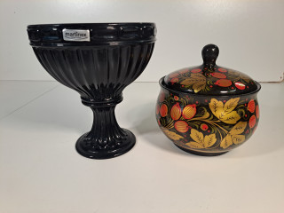 Tarjoilumalja ja kannellinen puuastia