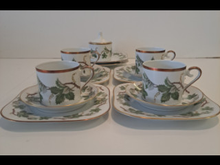 Kahviastiat posliinia, Hackefors ruotsalaista