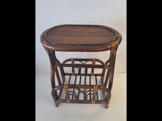 Rottinkinen apupöytä/lehtiteline