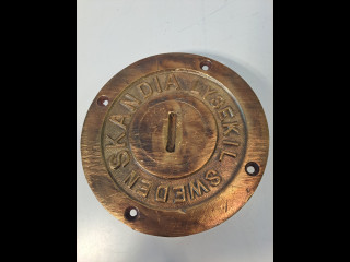 Laivan messinkinen moottorikilpi