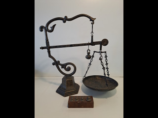 Antiikkinen kirjevaaka ja punnukset