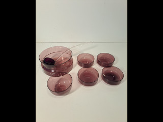 Timo Sarpanevan jälkiruokakulhot ym. liloja astioita