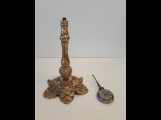 Antiikkia, pieni tippakannu ja lampun jalka