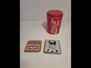 Sikarirasiat ja Coca-Cola peltipurkki