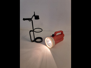 Vanha taskulamppu ja pulloteline