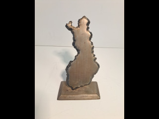 Painava Suomi-patsas