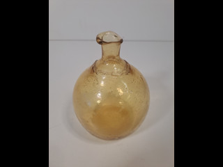 Keltainen pieni maljakko