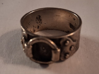 Hopeinen naisten sormus