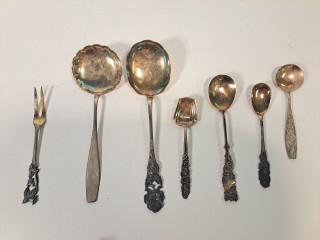 Hopeahaarukka ja alpakkalusikat