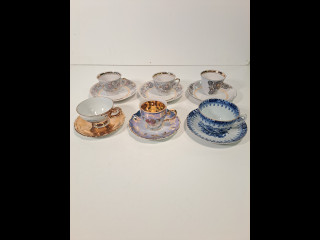 Keräilyerä pieniä kahvikuppeja (Neuvostoliittolaista ja venetsialaista posliinia ym).