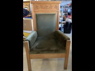 Jykevä hakaristiornamentein koristeltu tuoli