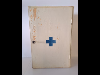 Antiikkinen lääkekaappi