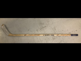 Raimo Helmisen Ilveksessä pelatessaan käyttämä maila nimikirjoituksella