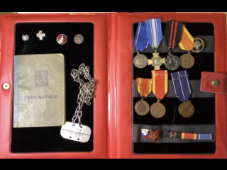 Sotilaspassi, tuntolevy ja mitaleita