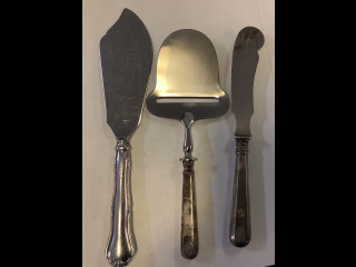 Hopeiset veitset ja juustohöylä