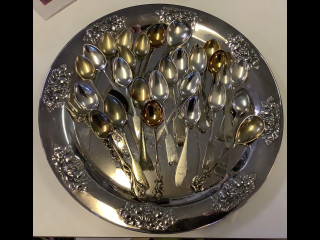 Tarjotin(halk 30 cm) täynnä lusikoita