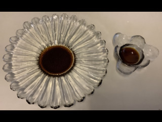 Humppilan Auringonkukkavati (Kaj Blomqvist) keslipakoisvattua lasia sekä Humppilan Kivi-set (Pertti Santalahti) tuikkukulho