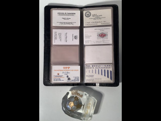 Carl J Danhammerin käyntikorttikansio ja jalkapallopalkinto