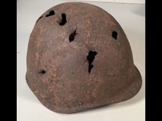 Naapurivaltion tuntemattoman sotilaan käytetty kypärä