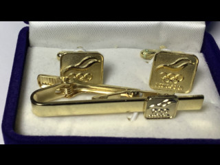 Suomen olympiajoukkueen  viralliset kalvosinnapit ja solmioneula