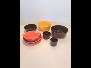 Retroja suomalaisia Sarvis muoviastioita