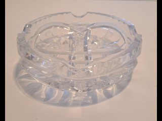 Iso kristallinen tuhkakuppi