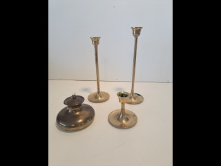 Messinkiset kynttilänjalat ja öljylamppu
