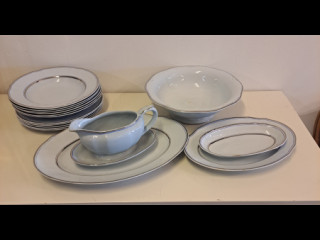 Arabian tarjoiluastioita ja lautasia