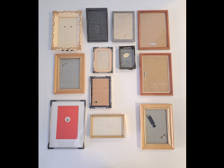 Erikokoisia valokuvakehyksiä 12kpl